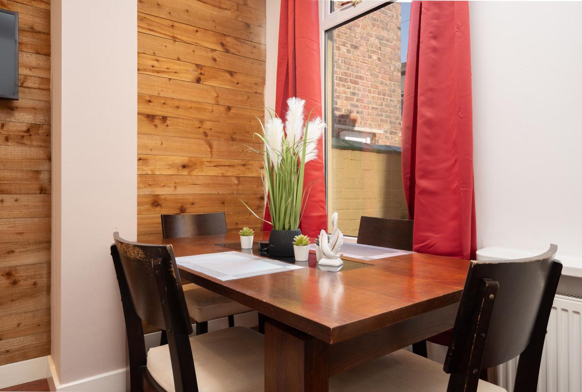 Charming 5-bedroom Terraced House In Old Swan Apartment *